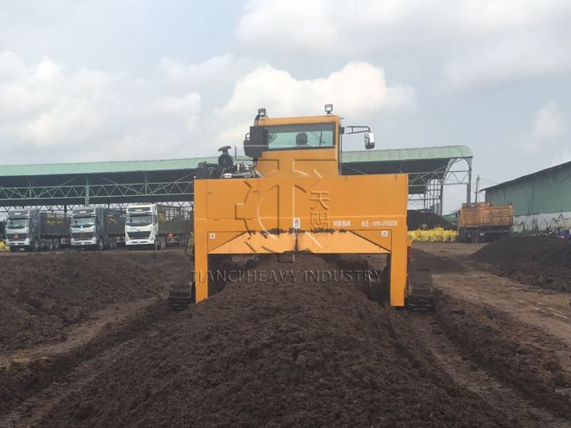 Crawler type compost turner